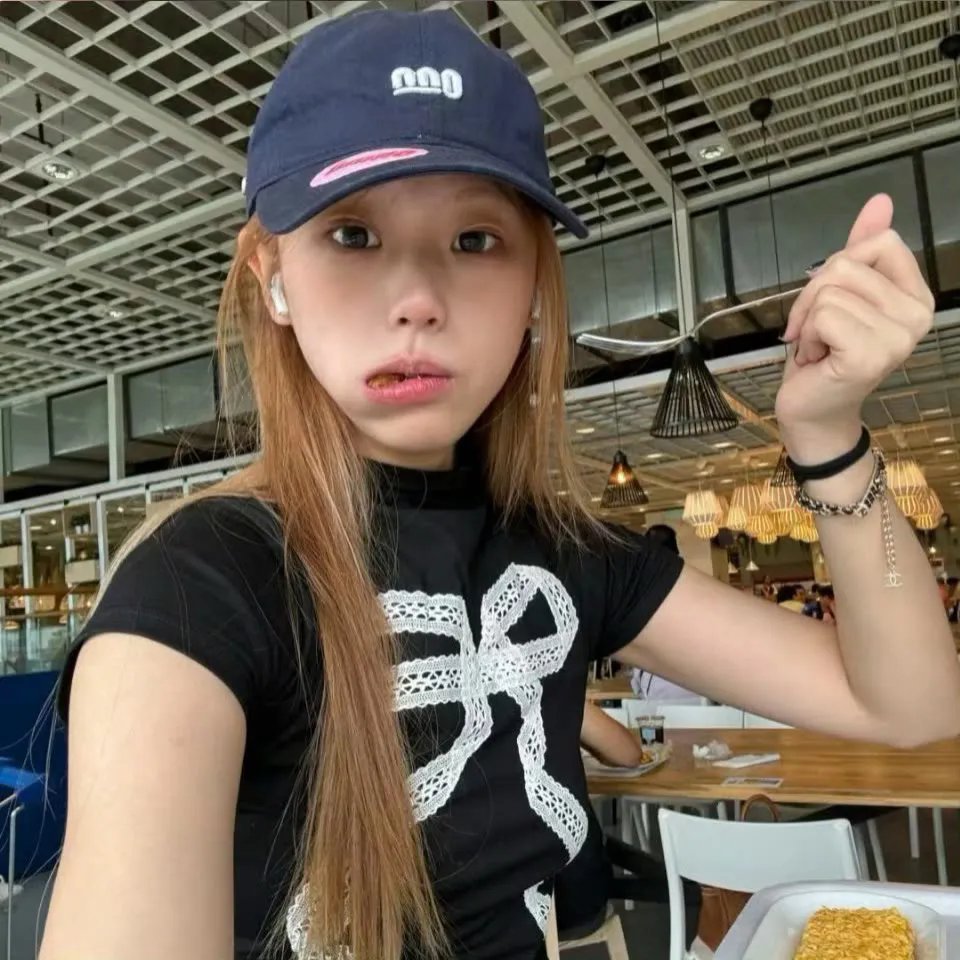 巴黎春色海报